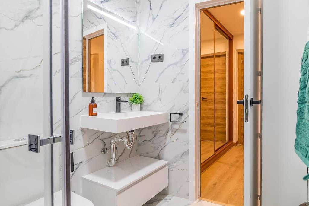 Apartamento Reformado Y Tranquilo Junto A Gran Via Madri Exterior foto